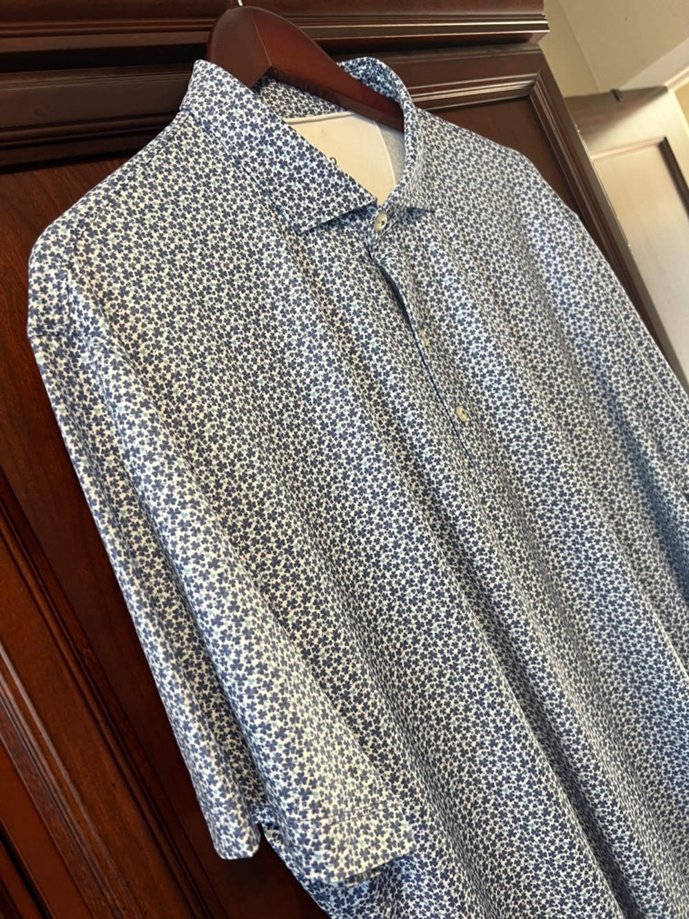 New Johnnie-O Santa Monica Blue & green clovers on white Golf โณ๏ธ Tennis ๐พ Polo! - Picture 5 of 10